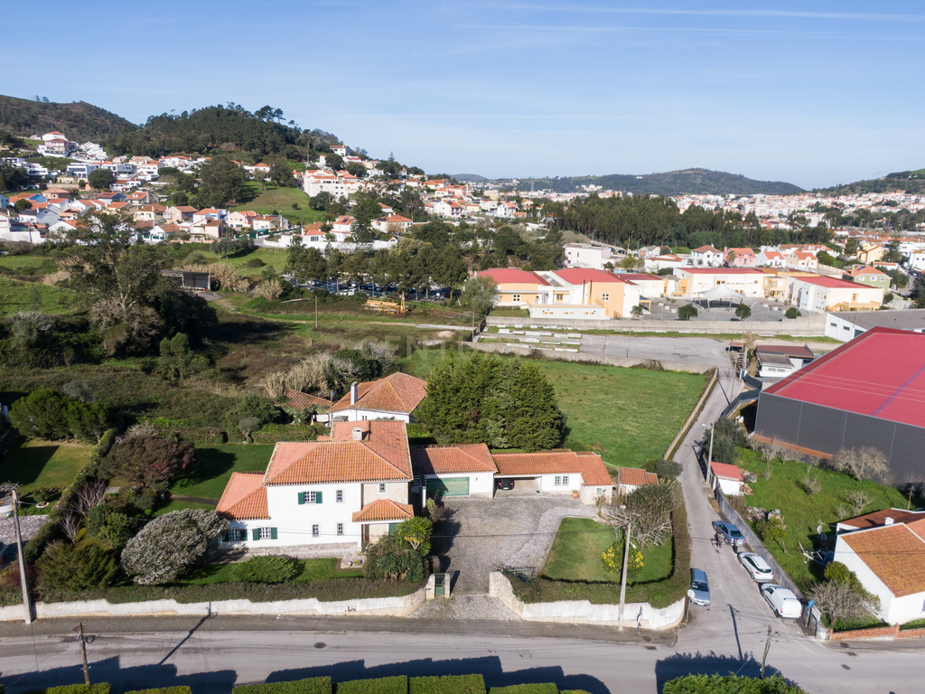 Luxuosa Moradia Isolada com jardim Privado na Venda do Pinheiro - Image 3